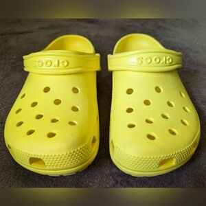 Crocs Classic Clog – Bright Yellow – Women’s 7 / Men’s 5